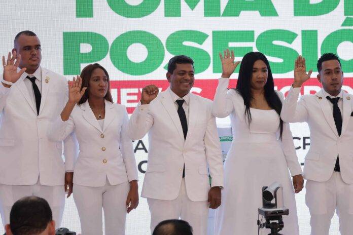 Cristian Encarnación cede la alcaldía de Los Alcarrizos, llena de basura, a Junior Santos