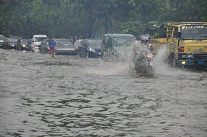 La primera onda tropical del año y una vaguada intensifican las lluvias este lunes