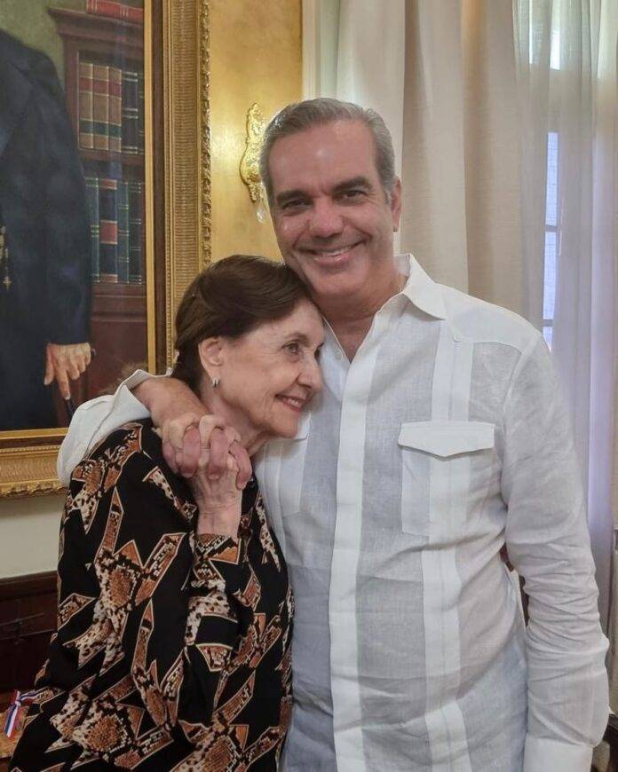 Luis Abinader felicita a las madres dominicanas en su día
