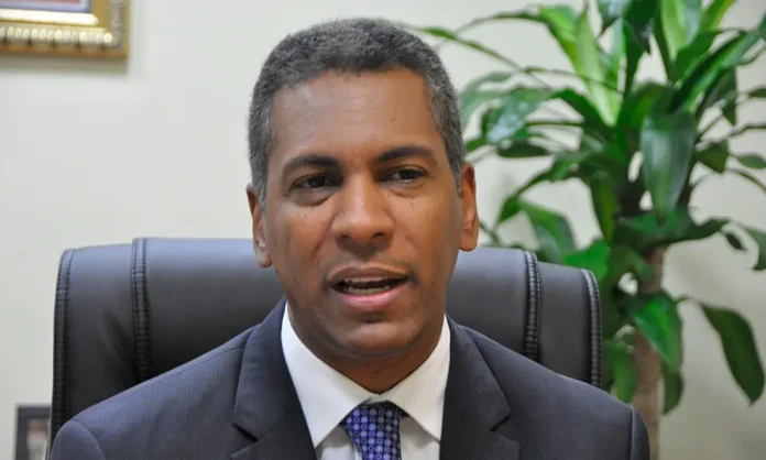 Démostenes Martínez: Ejerciendo su Derecho al Voto y Denunciando la Compra de Cédulas en Santiago