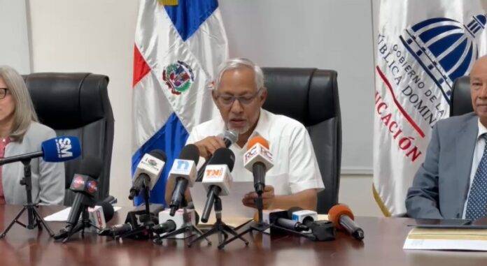 Ministerio de Educación anuncia aumento de 8% en el salario de todos los docentes