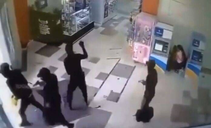 Policías, un colombiano, once haitianos y narco «Beltrán» estarían detrás de asalto a Banreservas en Santiago; sustrajeron más de 6 millones