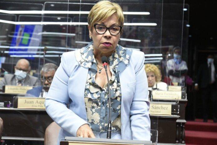 Lila Alburquerque se despide de la Cámara de Diputados tras 38 años de servicio