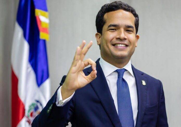 Omar Fernández retira los afiches de su campaña para transformarlos en refugios para perros