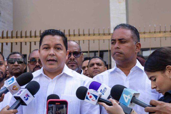 Gobierno del PRM restringe importación de vehículos usados afectando a miles