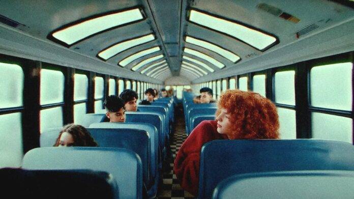 Primera Colaboración Oficial de OpenAI: Inteligencia Artificial y Washed Out Crean Juntos un Videoclip Musical