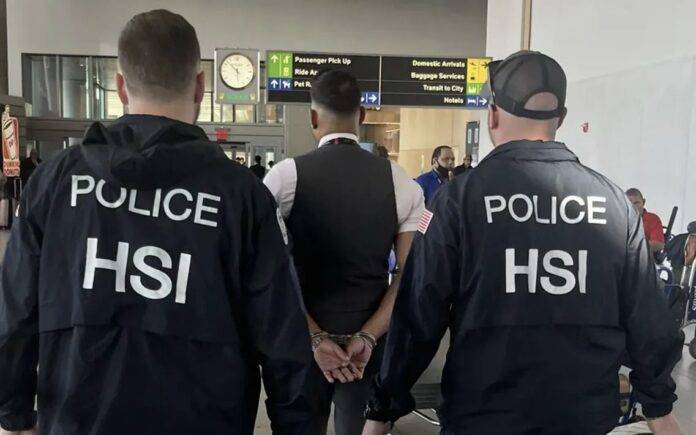 Cuatro auxiliares de vuelos acusados de contrabandear US$8 millones en dinero de droga desde NY a RD