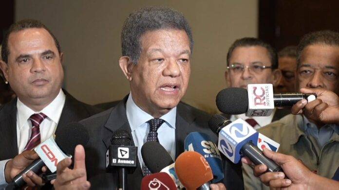 Leonel visita observadores de la OEA y advierte sobre supuesta “compra de cédulas»