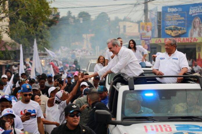 Abinader y el PRM finalizarán sus campañas con 32 caravanas este fin de semana.