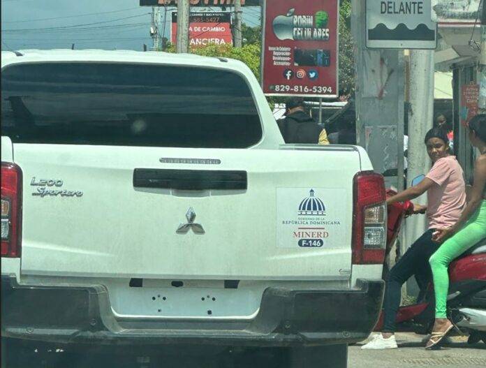 Camioneta del MINERD circula presuntamente sin placa en las calles