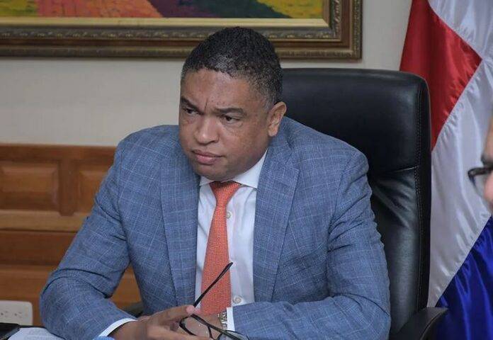 Yvan Lorenzo denuncia militares participan como activistas de campaña de Abinader