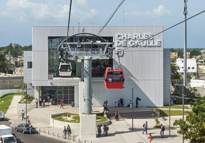 Teleférico de Santo Domingo se detiene, dejando a pasajeros atrapados en las cabinas