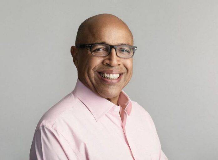 Alfredo Pacheco pierde la voz en acto de cierre de campaña