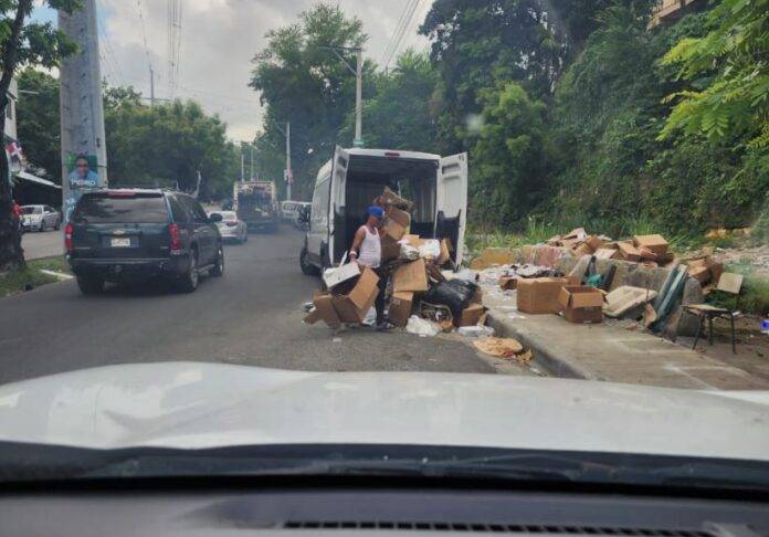 Desaprensivos lanzan desechos sólidos en avenida Reyes Católicos