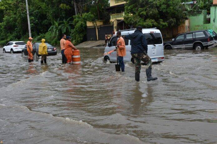 El COE mantiene alerta por lluvias en 27 provincias.