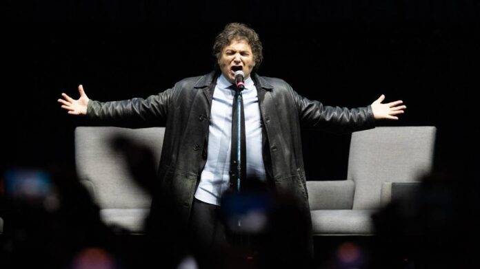 El show de Milei: el presidente argentino canta junto a una banda de rock durante la presentación de su libro en un estadio