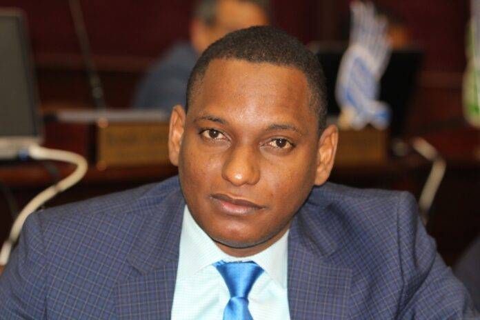 Diputado y candidato a senador del PRM aplasta carro con propaganda de Félix Bautista en San Juan