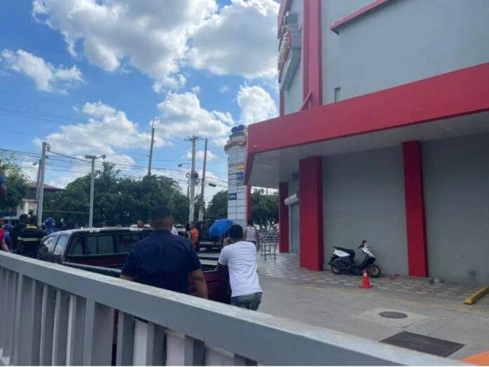 Video muestra cómo se llevó a cabo el asalto al Banco de Reservas ubicado en la plaza La Fuente, en Santiago