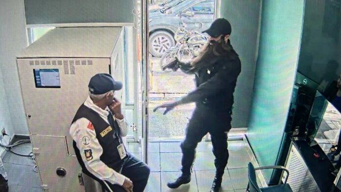 Asaltantes del banco Popular dejaron bomba falsa