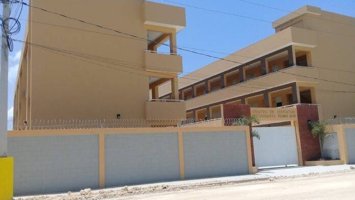 Madres denuncian directora del Politécnico Pedro Mir exige RD$21mil pesos por pinatar aulas como requisito para inscripción