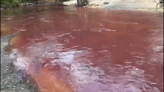 Denuncian río Moca tiene color rojo por contaminación