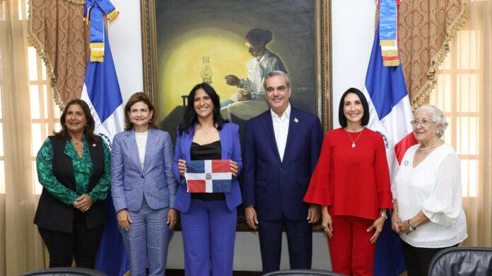 Presidente Abinader recibe a Thais Herrera en el Palacio Nacional, primera dominicana en escalar la cima del Monte Everest