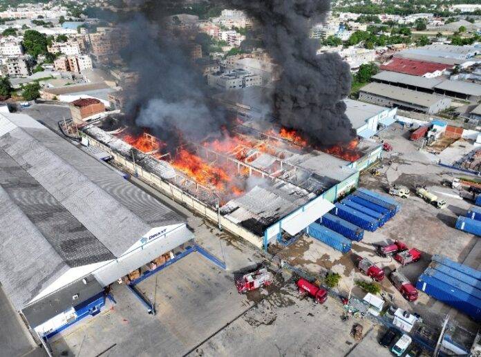 Incendio en el Kilómetro 10 de la Autopista Duarte es Asistido por el 911