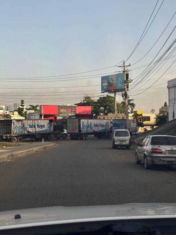 Denuncian camiones de Planeta Azul ocasionan caos vehicular en la Av. Luperon