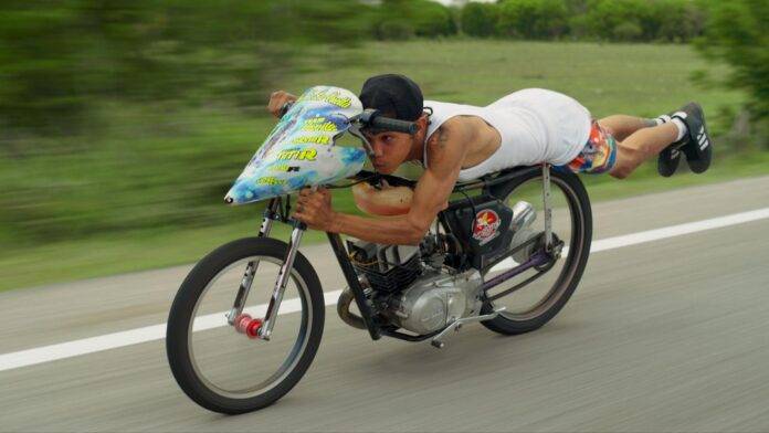 VOLANDO BAJITO: Documental Retrata el Mundo de las Carreras Clandestinas de Motores