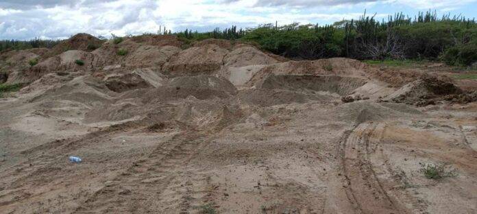Reportes de residentes: Actividades de extracción de arena supuestamente vinculadas al hermano de la diputada de Guayubín