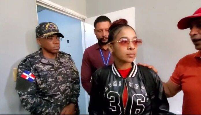 “La Diabla”, esposa de “El Temible” muerto en Puerto Plata, se entrega y acusa a policías de Bonao de corrupción