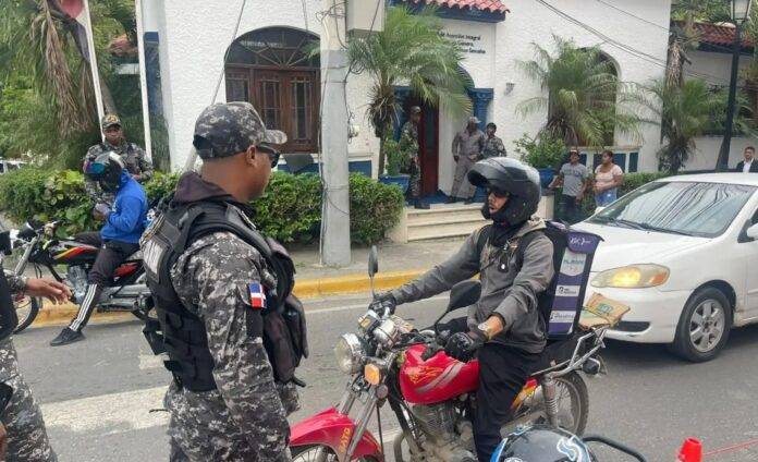 Autoridades Prohíben a Motoconchistas el Uso de Pasamontañas al Transitar