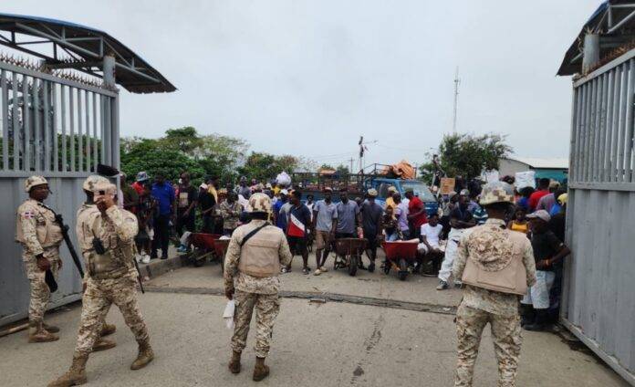 Haitianos bloquean el puente fronterizo en Dajabón debido a que se les niega la entrada por visas vencidas