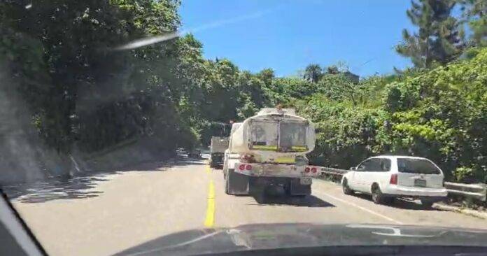Denuncia de Tránsito Peligroso: Vehículos Pesados Ignoran Prohibición en la Carretera Gregorio Luperón, Posible Riesgo de Accidentes Graves