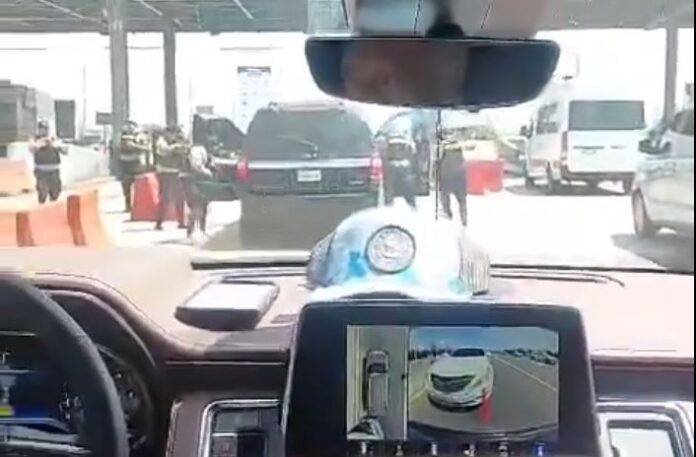 Vehículo Interceptado y Ocupante Detenido por la DNCD en un Peaje de la Autovía del Coral