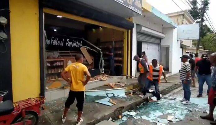 Se reportan varios heridos tras explosión de panadería en La Vega