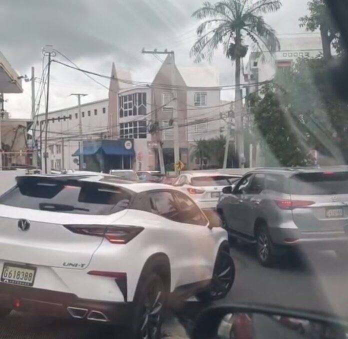 Iglesia genera caos vial en la avenida detrás de la laguna en Churchill