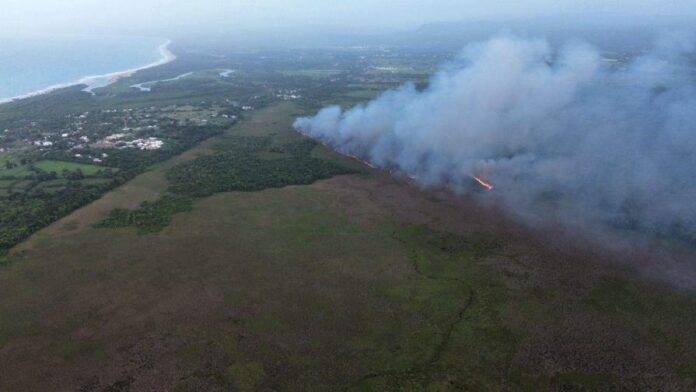 Incendio forestal reportado en el Monumento Natural Lagunas de Cabarete y Goleta de Sosúa