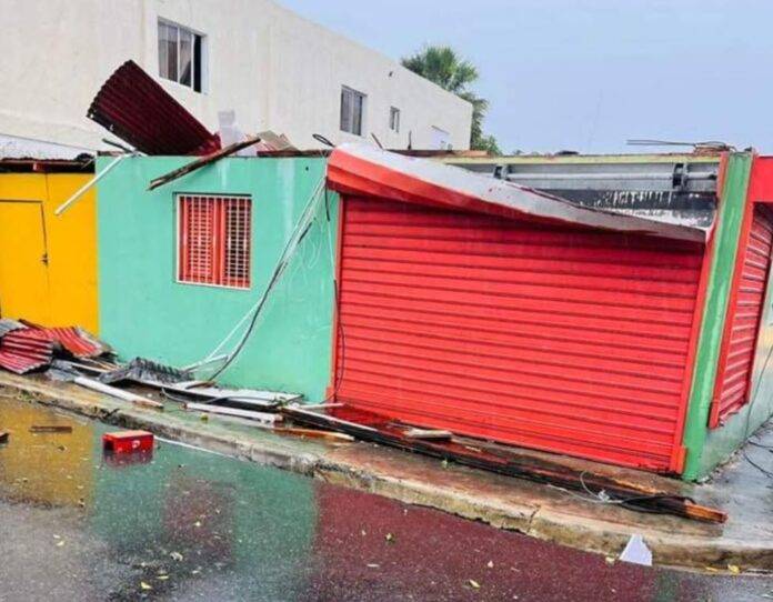 Tornado causa destrucción en Salcedo: más de 15 casas sin techo y árboles caídos