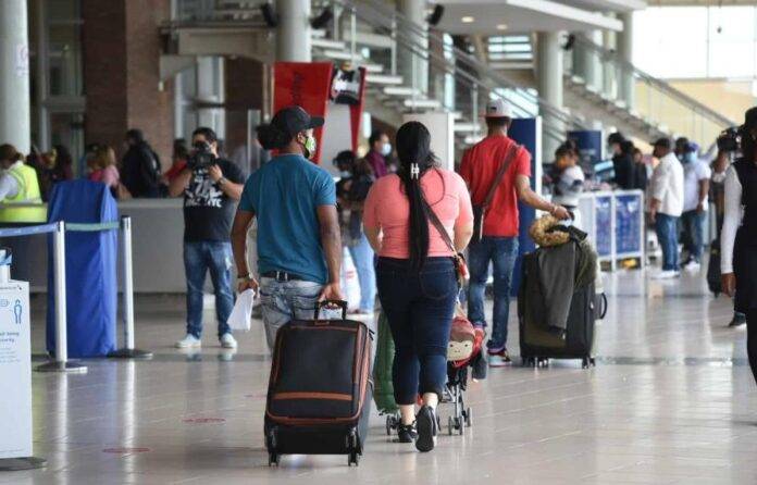 La BBC pregunta por qué los dominicanos se van de un país con “estabilidad política” y “crecimiento económico”