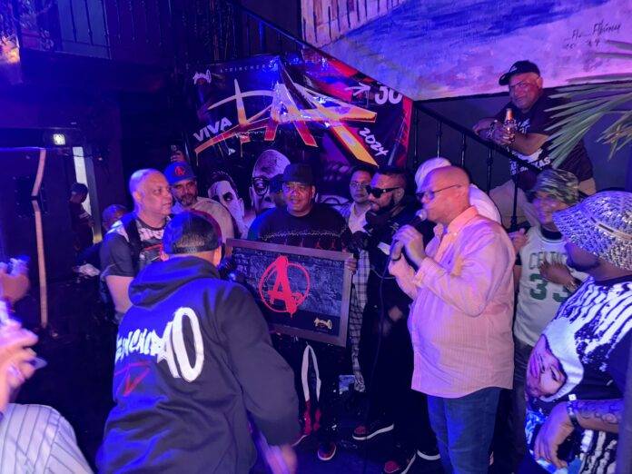 El programa «Atrincherao TV» rinde homenaje a Superfrank por sus contribuciones y dedicación al desarrollo del género urbano desde 1989