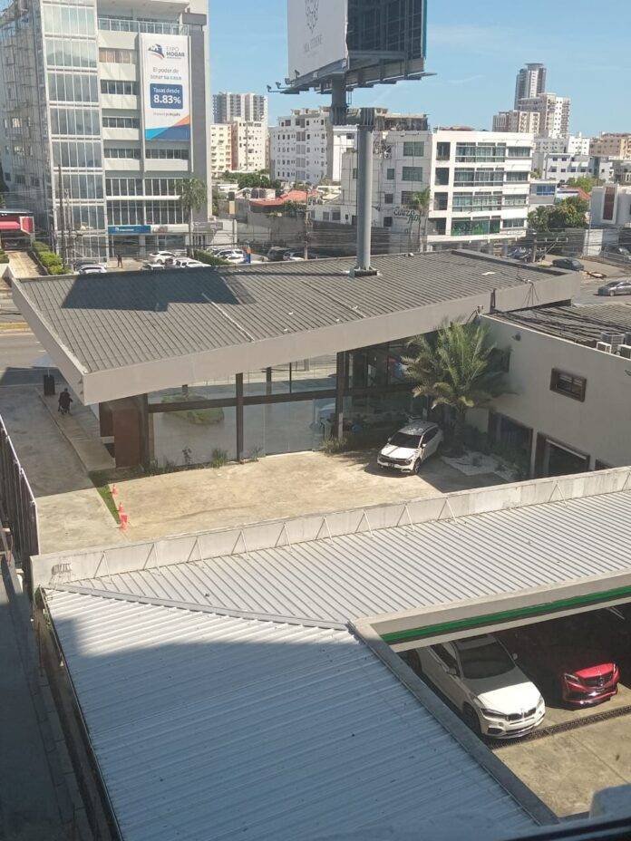 Dealer de vehículos de alta gama «Mykonos» casi vacío tras acusación federal contra Alexander Iglesias y otros