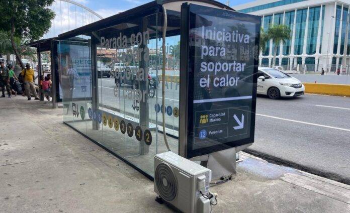 Instalan parada con aire acondicionado en la 27 de Febrero con Máximo Gómez