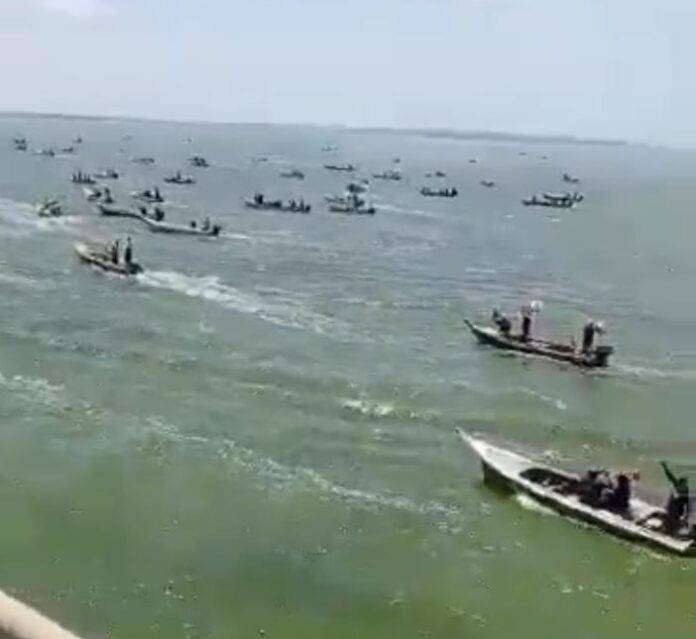 Venezolanos desafían prohibición de Maduro y cruzan el Lago de Maracaibo para entrar al país