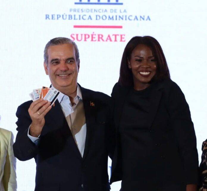 Programa Supérate celebra que 12 mujeres le devolvieron la tarjeta a Abinader porque «superaron la pobreza»