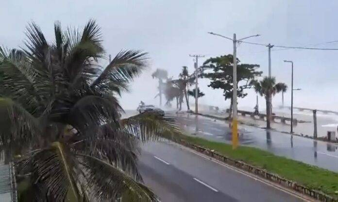 Fuerte oleaje próximo al Malecón de Santo Domingo Este
