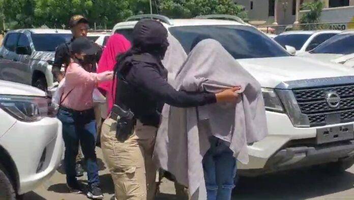 Desmantelan presunta red de tráfico de personas y rescatan a 20 colombianas en Santiago