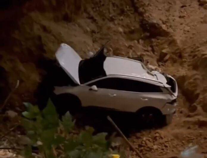 Otra jeepeta cae en hoyo de excavación en Avenida Anacaona casi esquina Privada; conductora fue rescatada