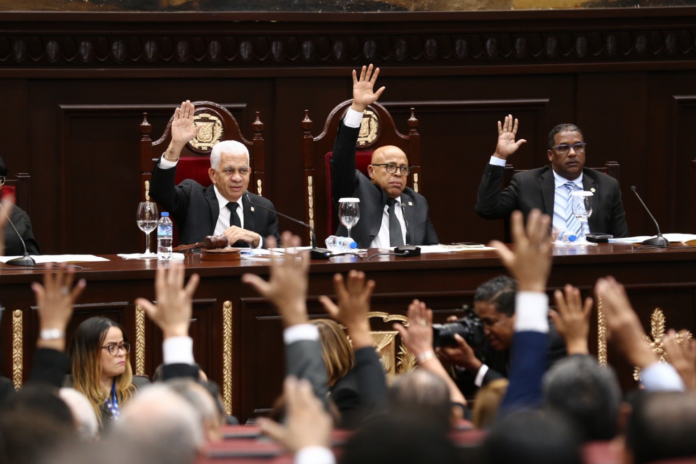 Asamblea Nacional acepta trasladar la juramentación de Abinader y Peña al Teatro Nacional