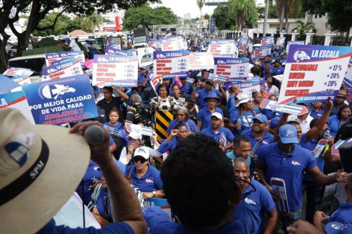Profesores dominicanos protestan frente al Ministerio de Educación exigiendo libertad sindical y mejores salarios